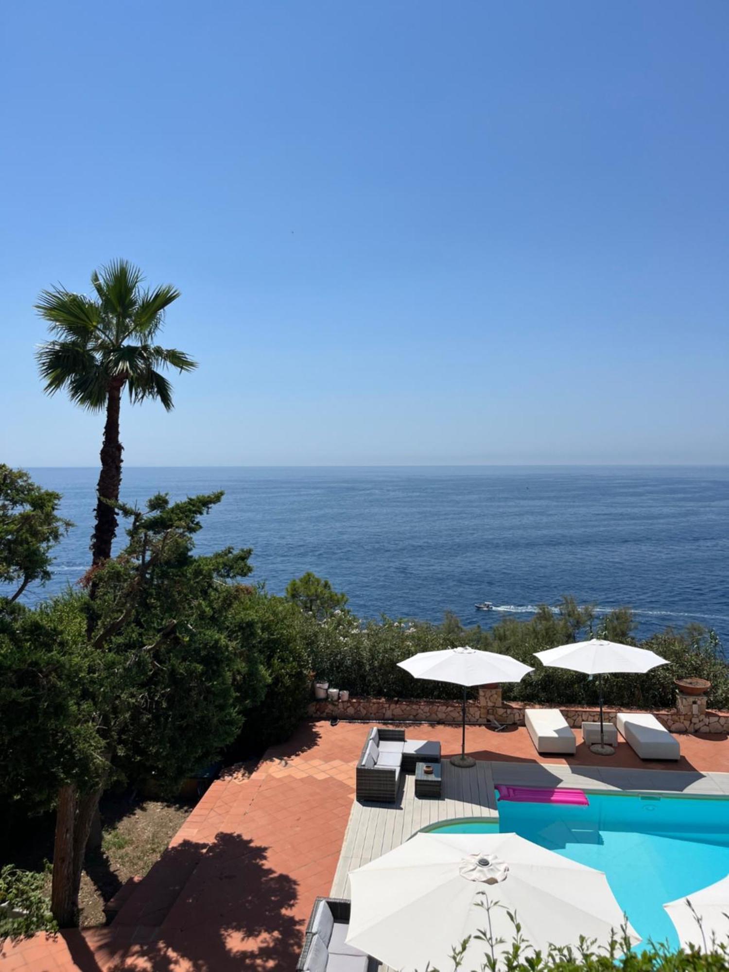 Appartamento con 2 Camere da Letto e Vista Piscina